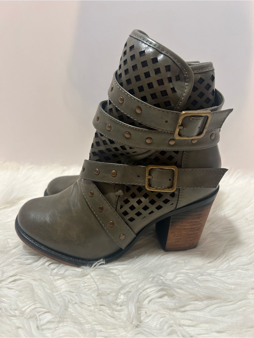 Pierre Dumas Sz 7 Women’s Gray Strap Ravenna Heel Booties